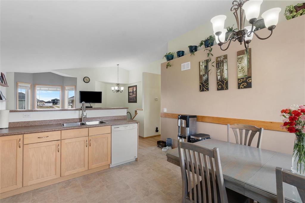 341 Notre Dame Drive, Lorette, Manitoba R5K 0Y3 - Photo 5 - 202613415