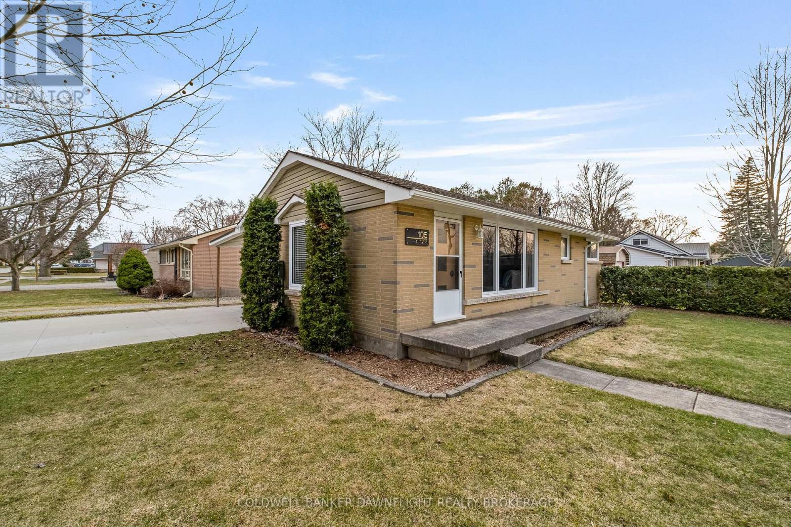 105 Wellington Street W, South Huron, Ontario  N0M 1S2 - Photo 2 - X13430380