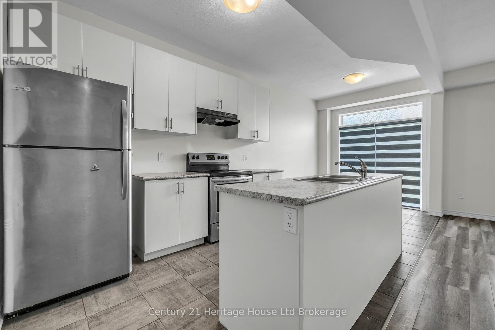 194 Links Crescent, Woodstock, Ontario  N4T 0L9 - Photo 3 - X13430346