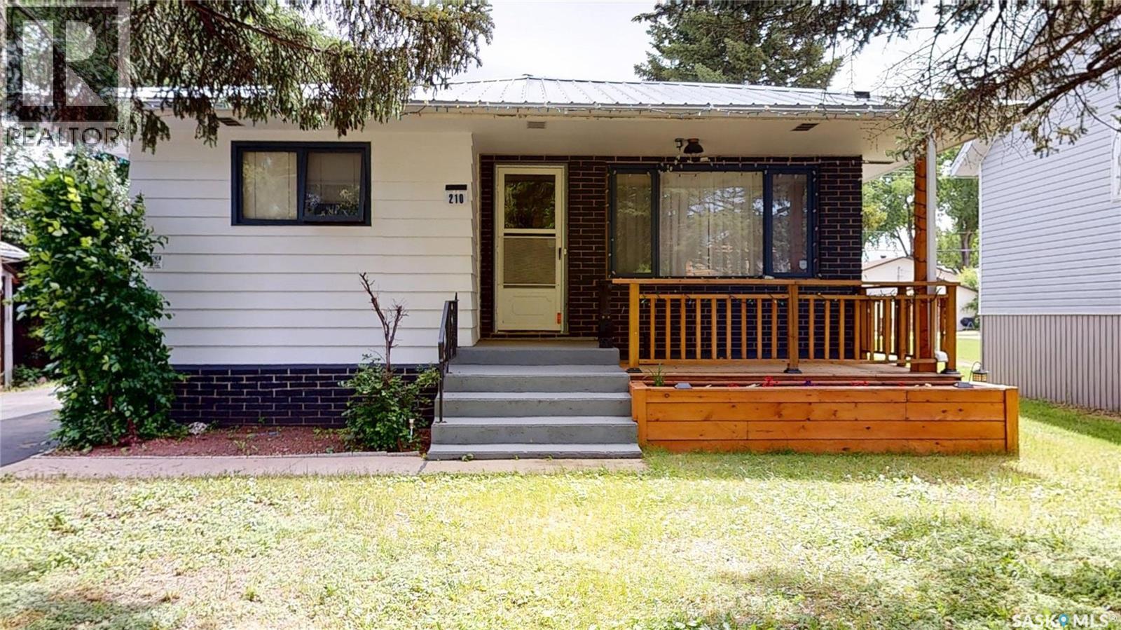 210 Cypress Street, Maple Creek, Saskatchewan  S0N 1N0 - Photo 3 - SK038820