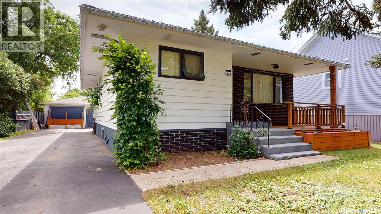 210 Cypress Street, Maple Creek, Saskatchewan  S0N 1N0 - Photo 2 - SK038820