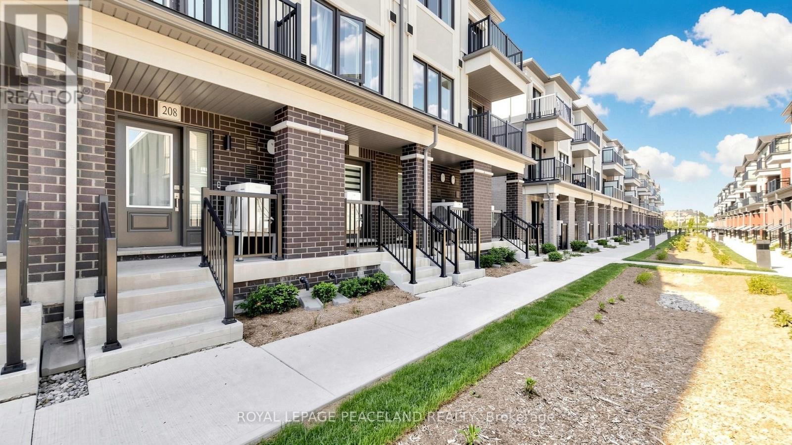 206 Matawin Lane, Richmond Hill, Ontario  L4B 0H7 - Photo 3 - N13430400