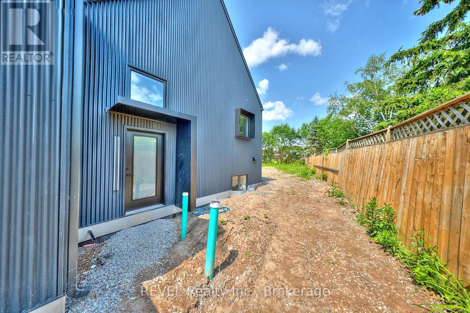 UNIT 3 - 5361 VALLEY WAY