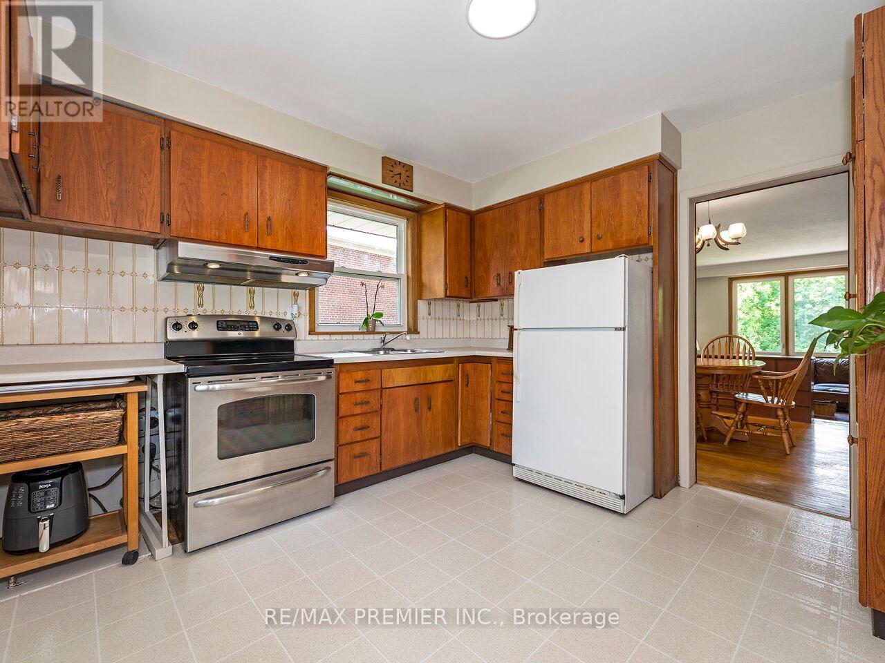 41 Florida Crescent, Toronto, Ontario  M9M 1P4 - Photo 11 - W13430318
