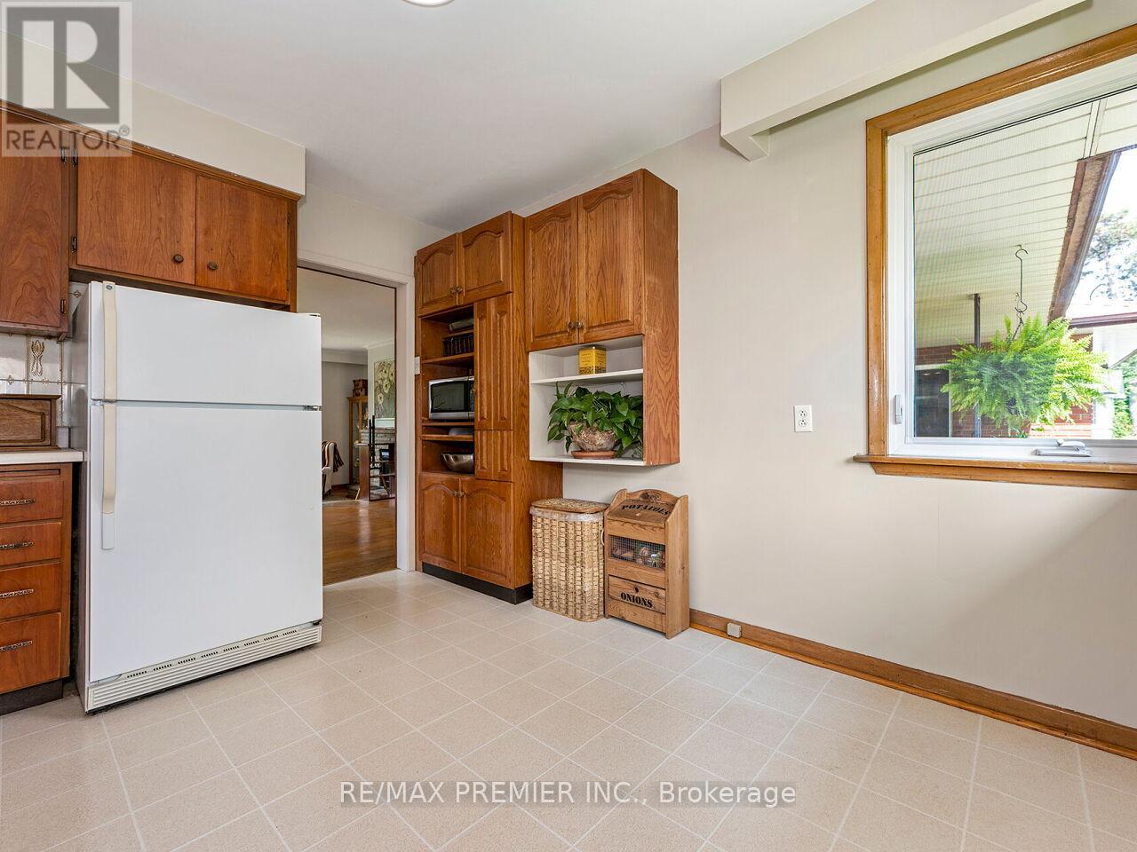 41 Florida Crescent, Toronto, Ontario  M9M 1P4 - Photo 12 - W13430318