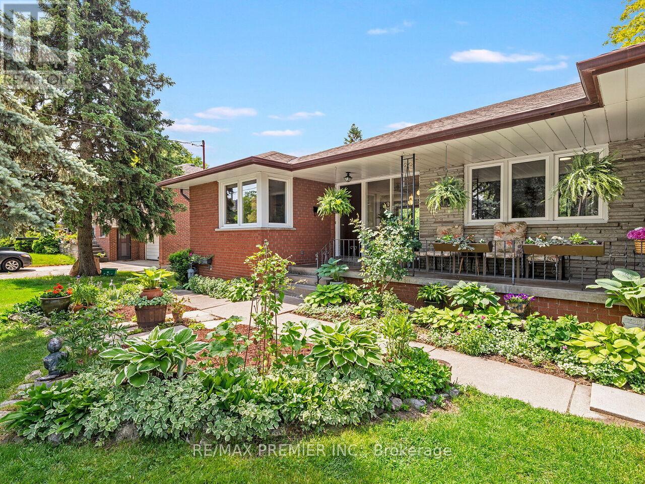 41 Florida Crescent, Toronto, Ontario  M9M 1P4 - Photo 2 - W13430318