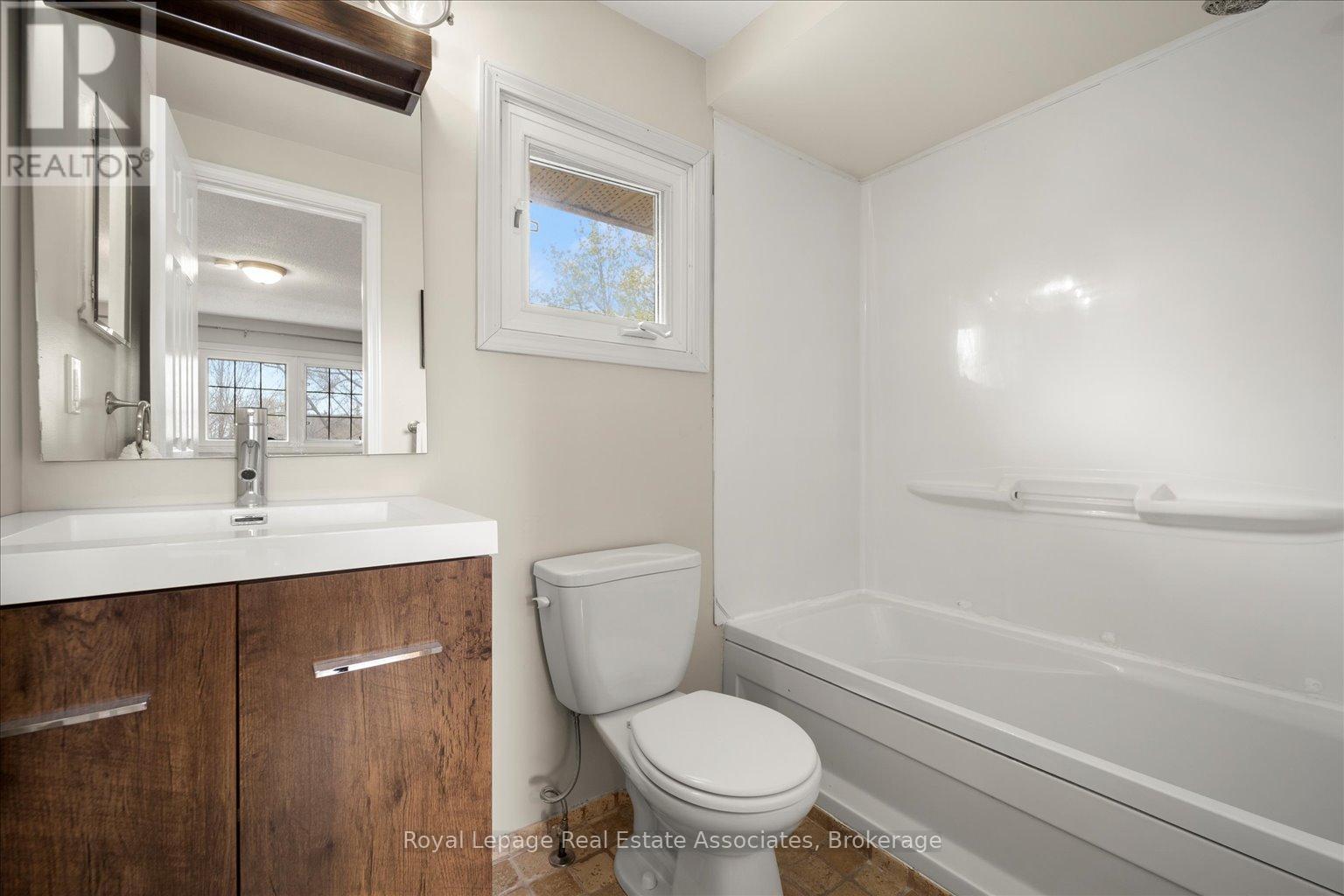 438 Claremont Crescent, Oakville, Ontario  L6J 6K1 - Photo 10 - W13430404