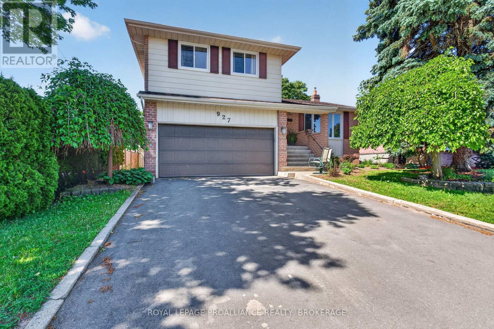 <div class="slider-price">$739,900</div><p>927 Bellwood Place, Kingston, Ontario</p>