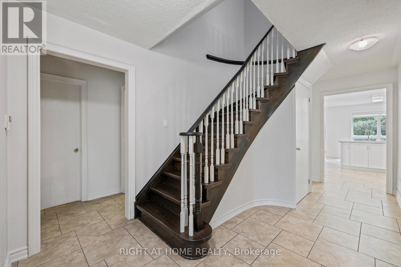 25 Vivians Crescent, Brampton, Ontario  L6Y 4V1 - Photo 3 - W13430762
