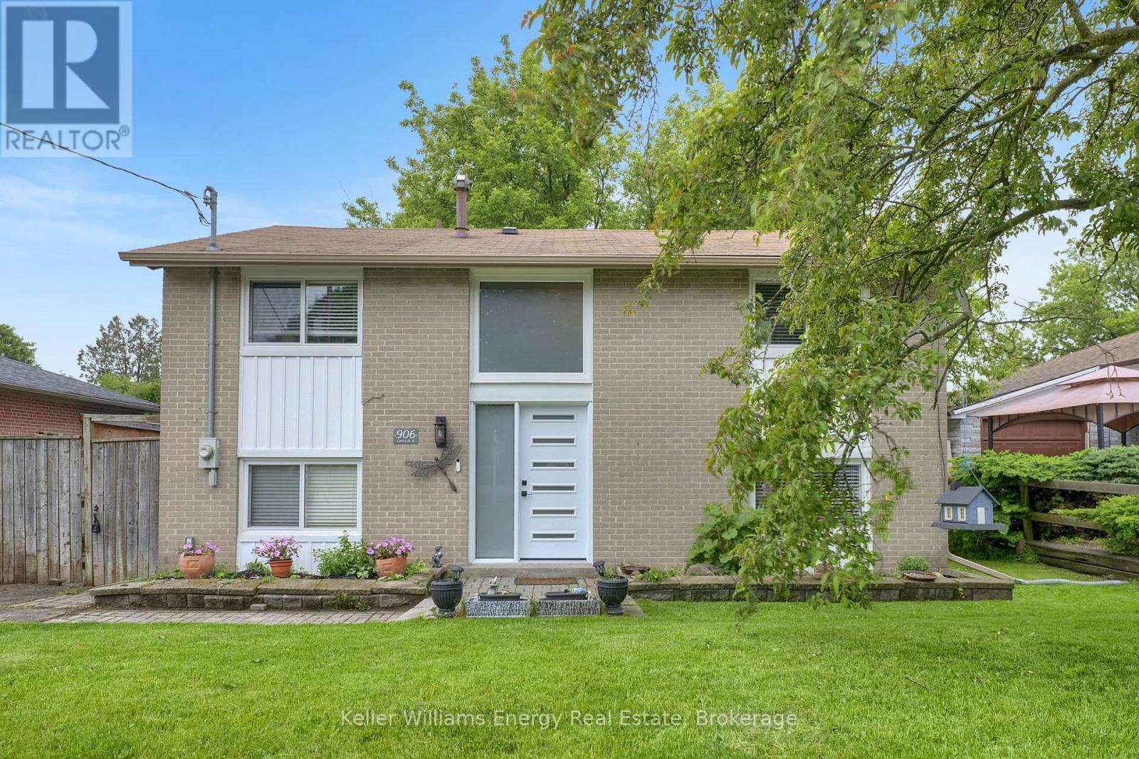906 CENTRE STREET N, Whitby, Ontario
