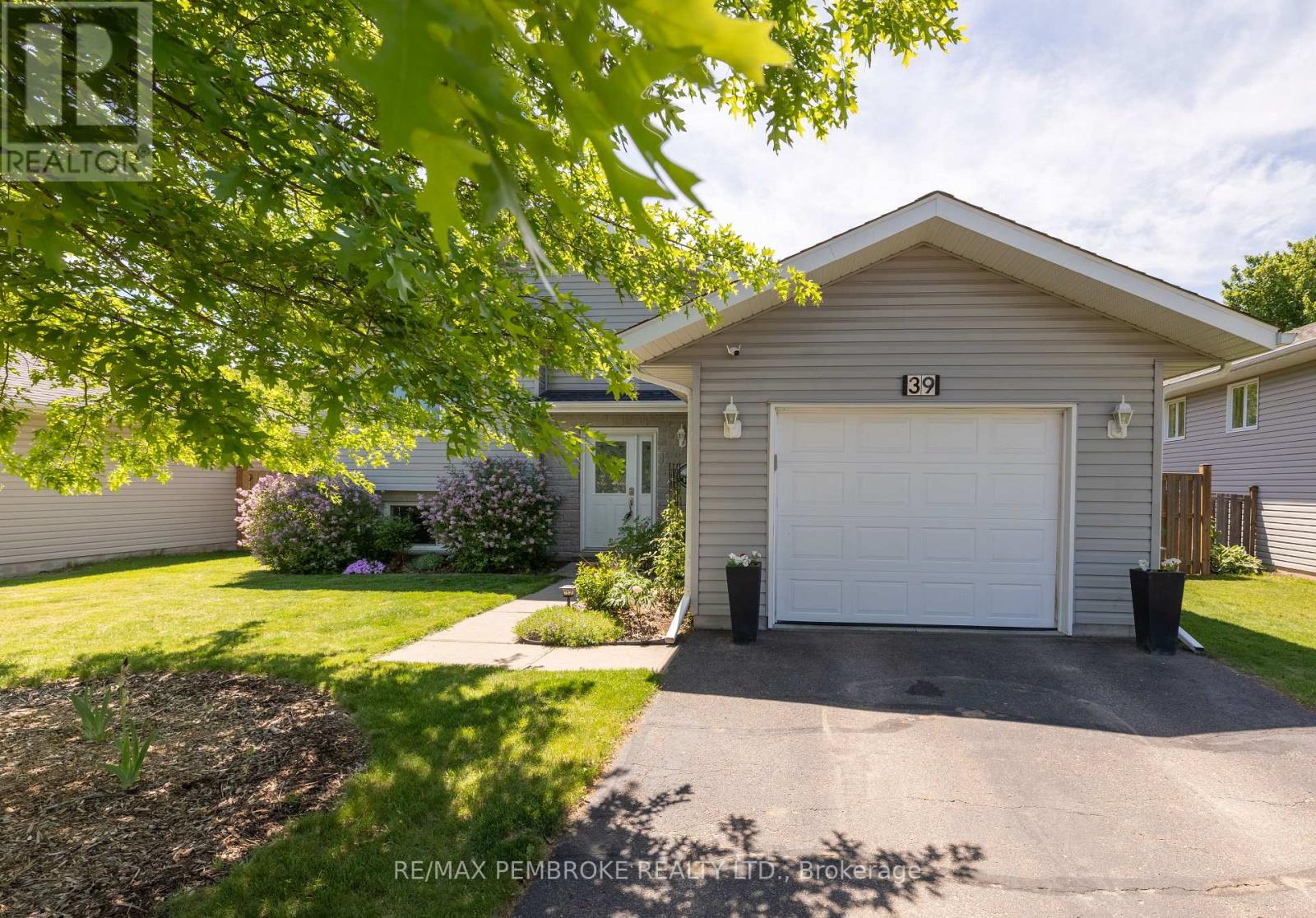 39 OAK AVENUE, Petawawa, Ontario