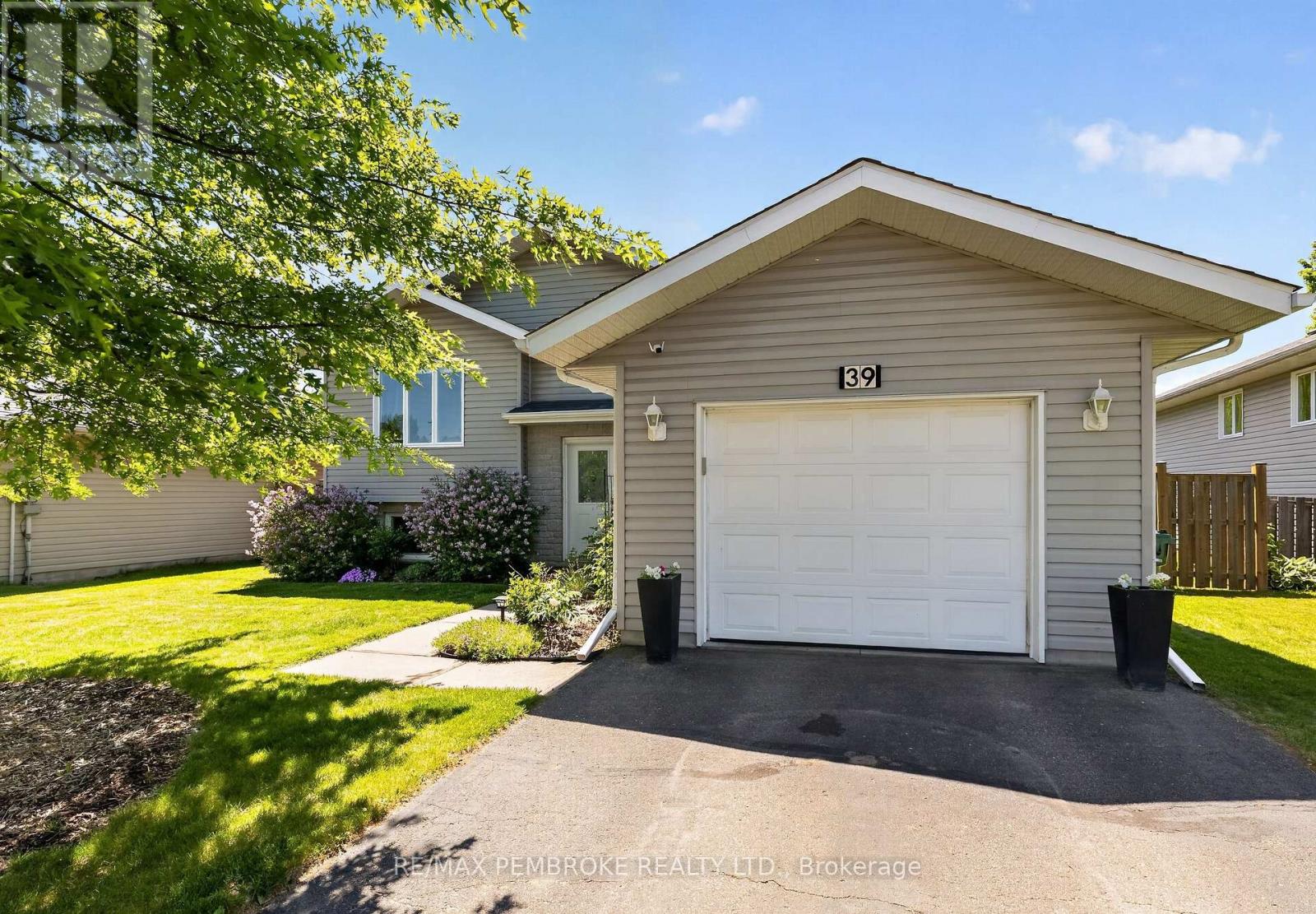 39 Oak Avenue, Petawawa, Ontario  K8H 0B5 - Photo 2 - X13431490