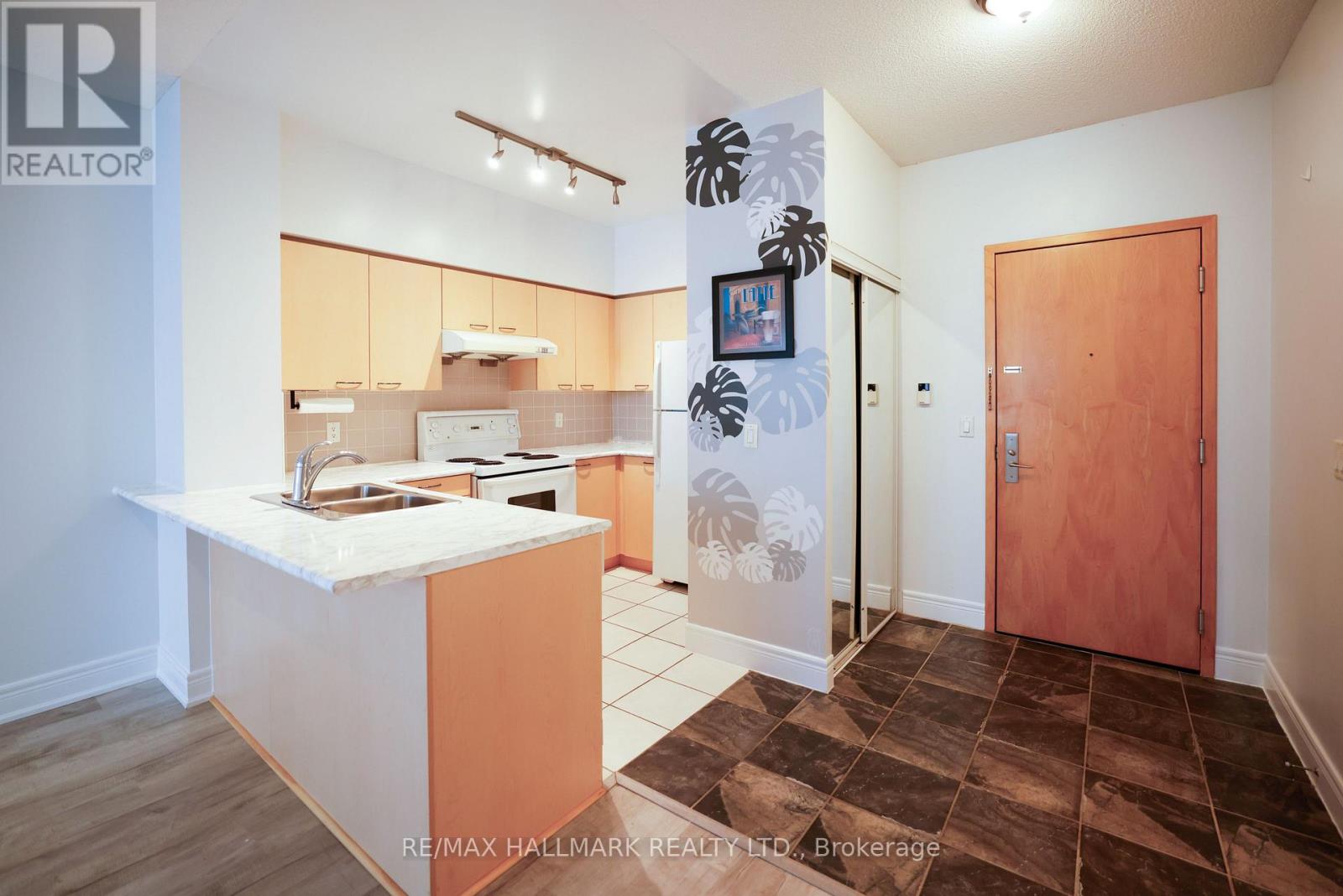 112 - 62 Suncrest Boulevard, Markham, Ontario  L3T 7Y6 - Photo 2 - N13431034