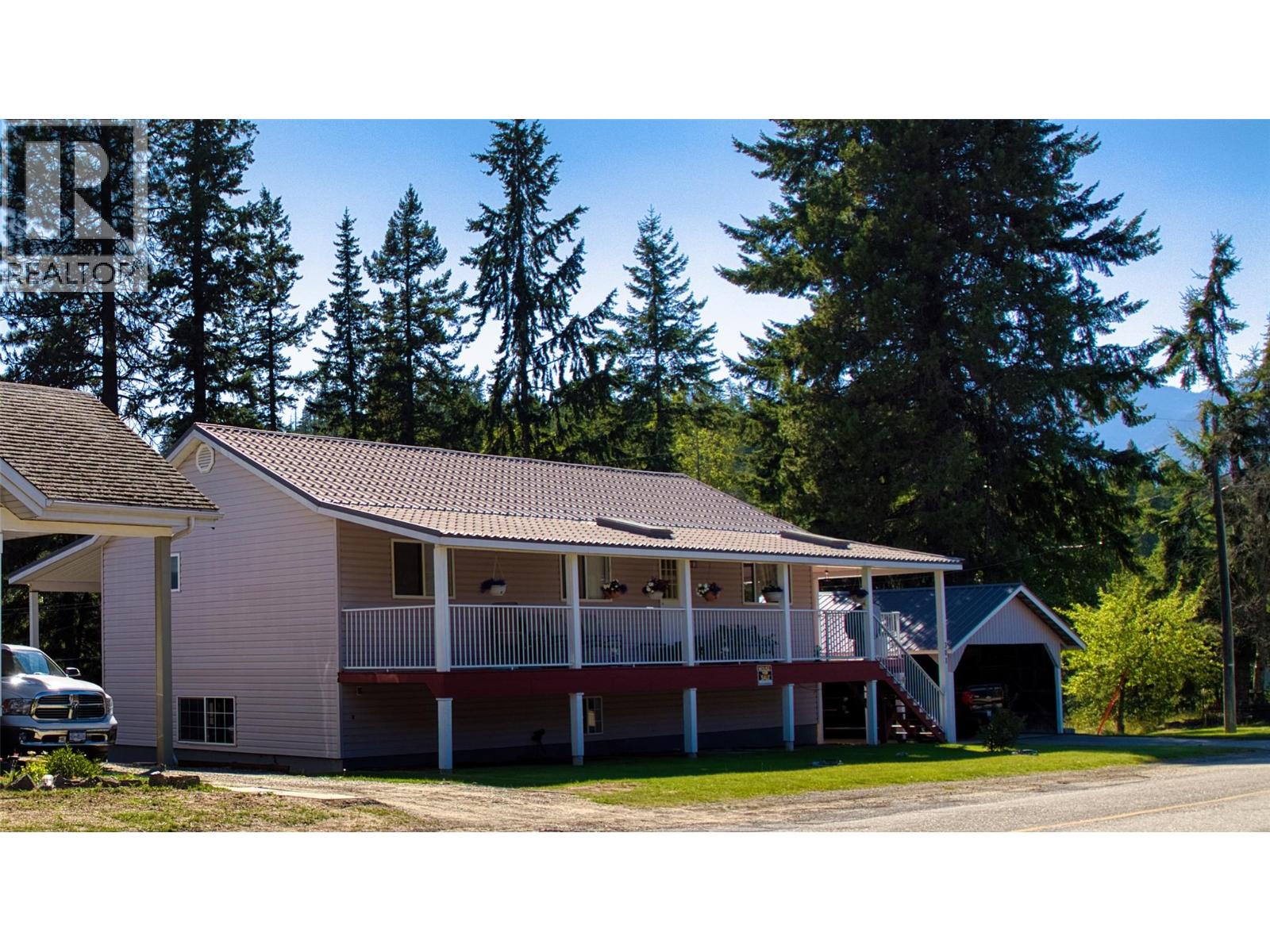 301 Fowler Street, Riondel, British Columbia  V0B 2B0 - Photo 1 - 10391102