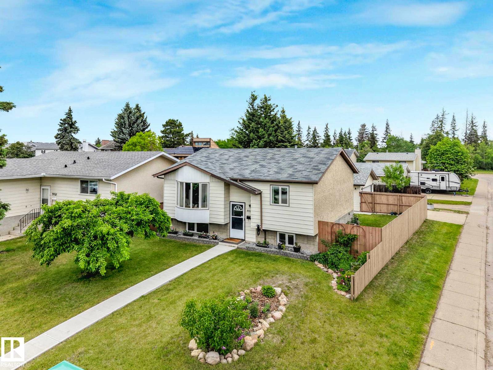 3904 35 AV NW, edmonton, Alberta