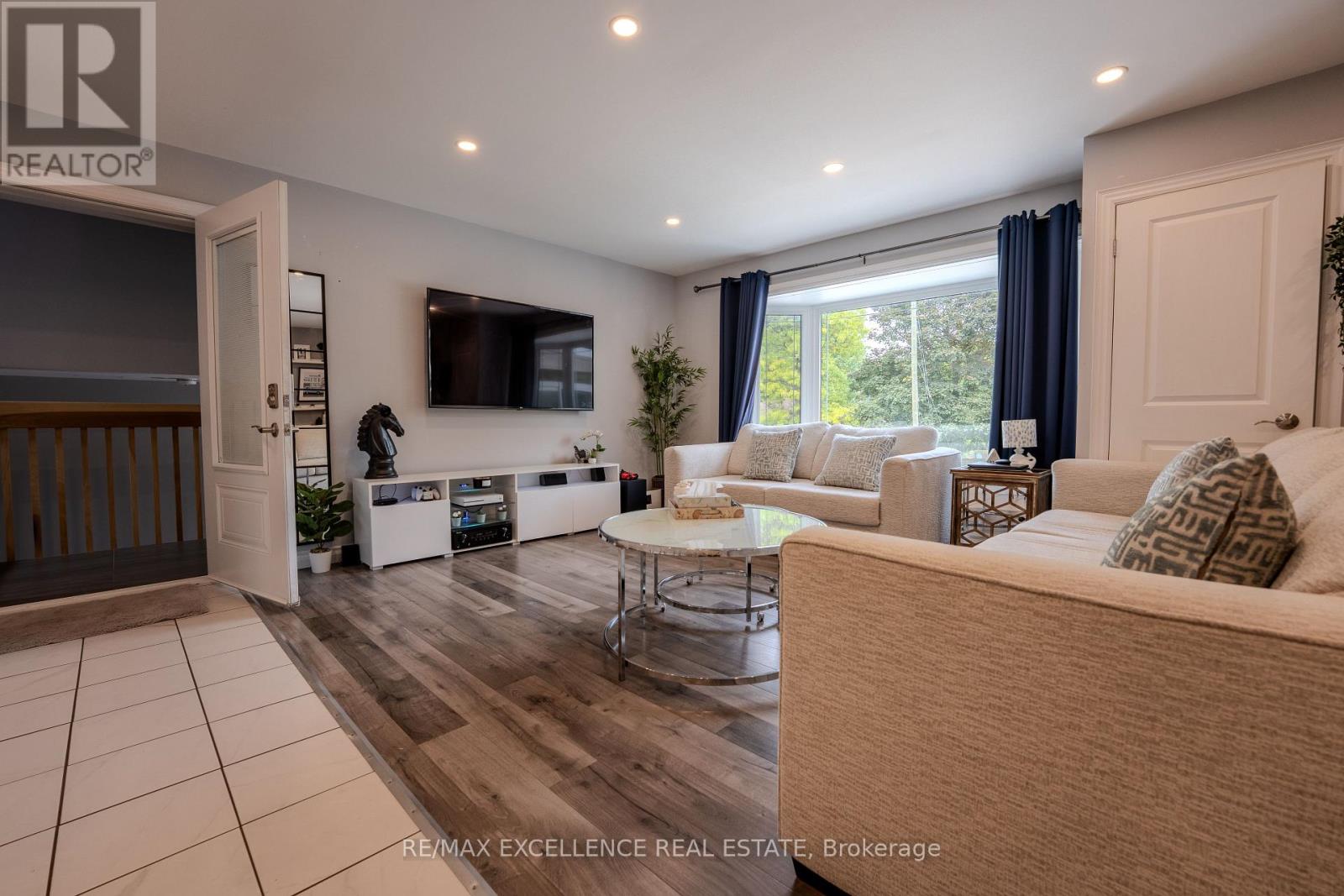 21 Elizabeth Street, Halton Hills, Ontario  L7G 3K1 - Photo 5 - W13431092