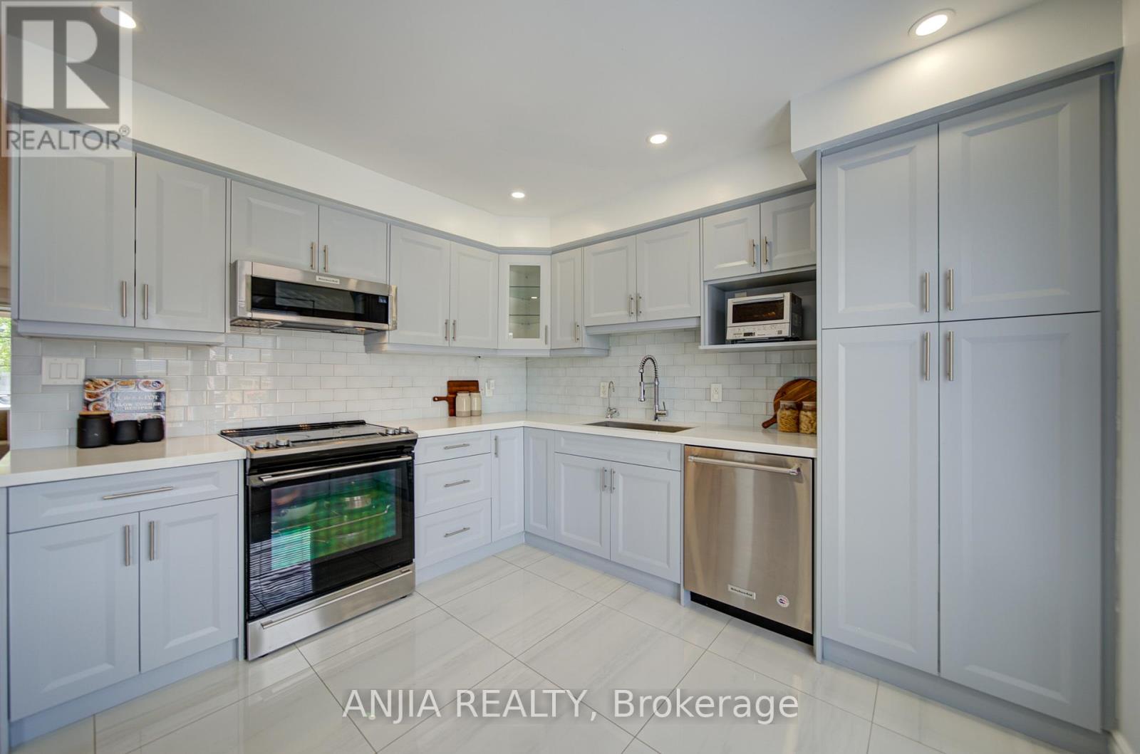 31 Calafia Street, Markham, Ontario  L6B 0H6 - Photo 15 - N13431422