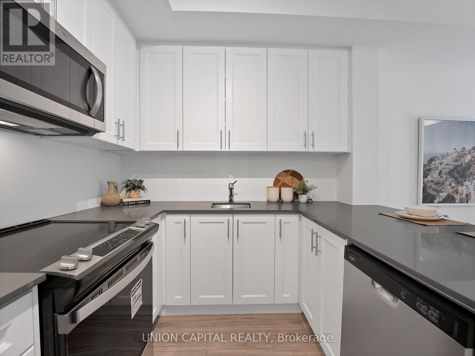 6 - 26 Lytham Green Circle, Newmarket, Ontario  L3Y 0H5 - Photo 7 - N13431580