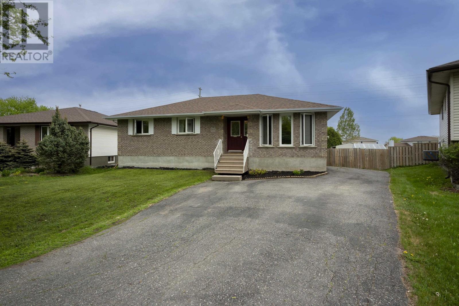 205 Linden Ct, Thunder Bay, Ontario  P7B 6R6 - Photo 1 - TB2601454