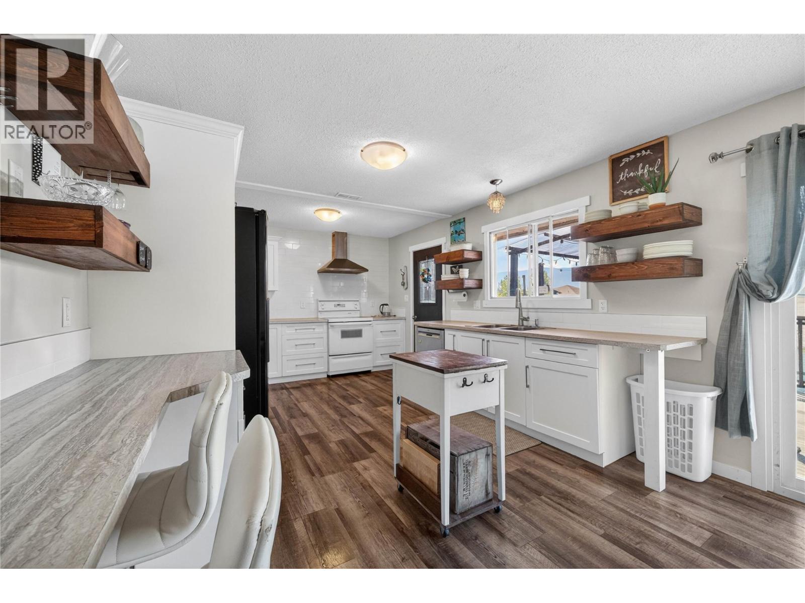 691 3 Street SE, Salmon Arm, British Columbia  V1E 4G9 - Photo 9 - 10389492