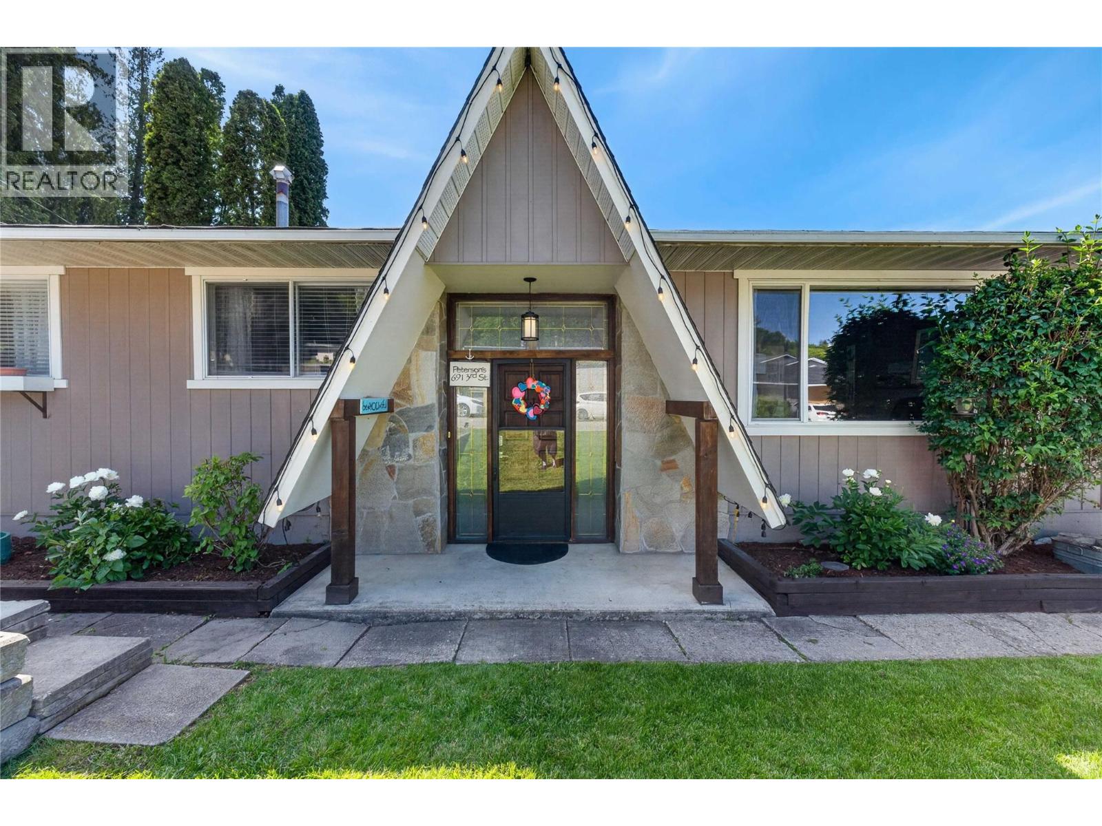 691 3 Street SE, Salmon Arm, British Columbia  V1E 4G9 - Photo 2 - 10389492