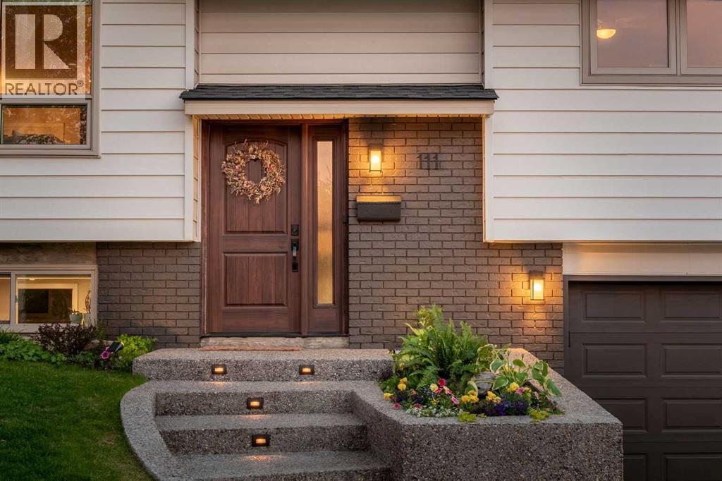 111 Silvergrove Green Nw, Calgary, Alberta  T3B 4H8 - Photo 2 - A2318686