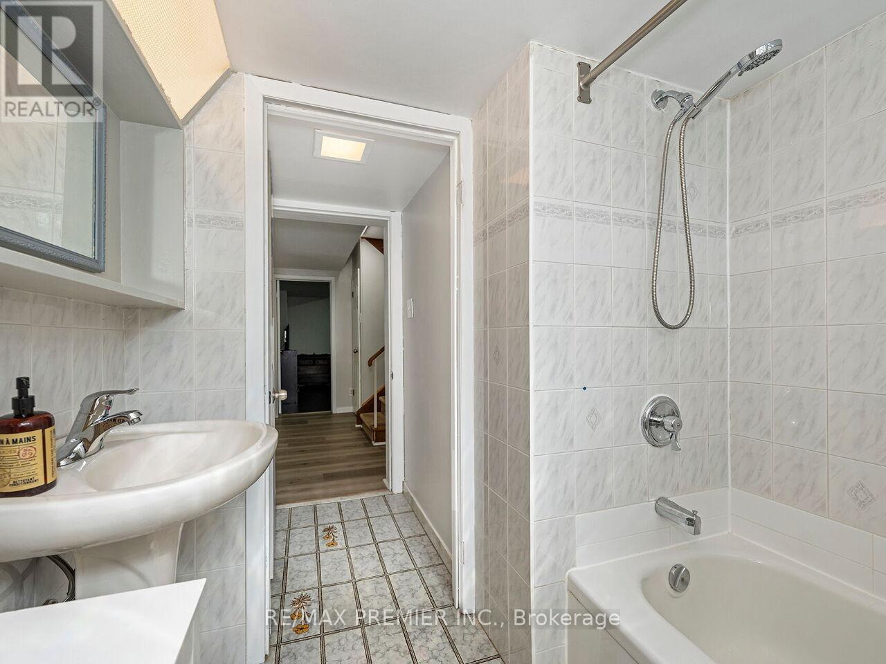 41 Florida Crescent, Toronto, Ontario  M9M 1P4 - Photo 24 - W13430318