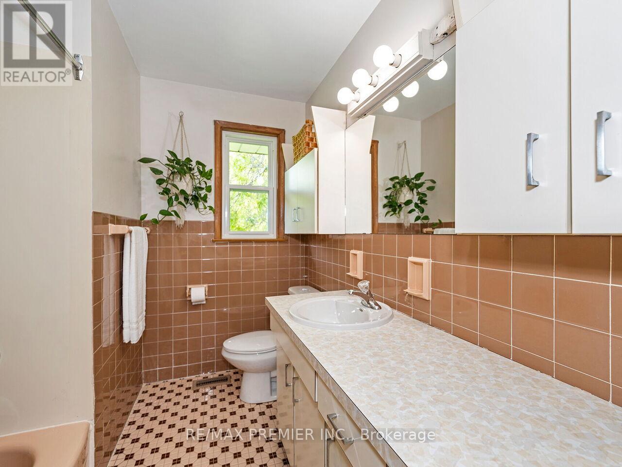 41 Florida Crescent, Toronto, Ontario  M9M 1P4 - Photo 16 - W13430318