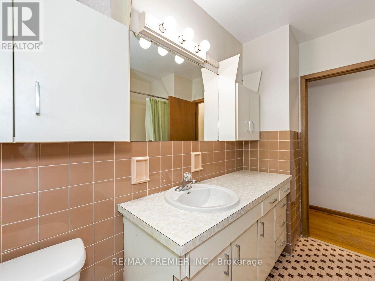 41 Florida Crescent, Toronto, Ontario  M9M 1P4 - Photo 17 - W13430318