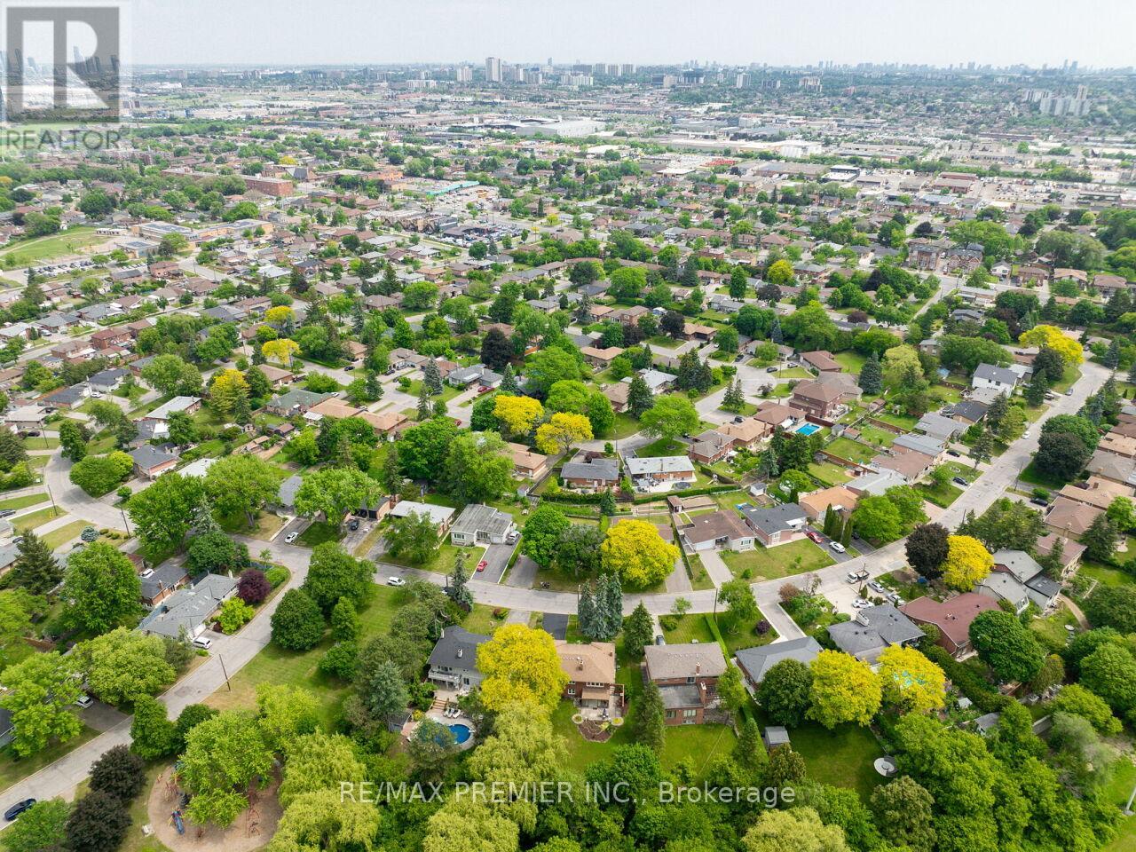 41 Florida Crescent, Toronto, Ontario  M9M 1P4 - Photo 45 - W13430318