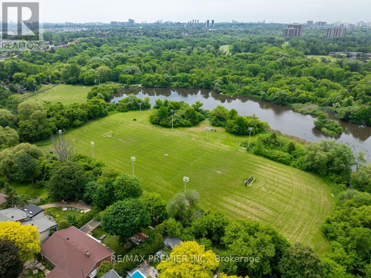 41 Florida Crescent, Toronto, Ontario  M9M 1P4 - Photo 44 - W13430318