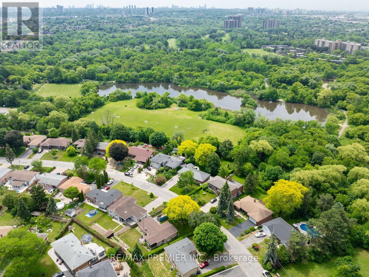41 Florida Crescent, Toronto, Ontario  M9M 1P4 - Photo 48 - W13430318