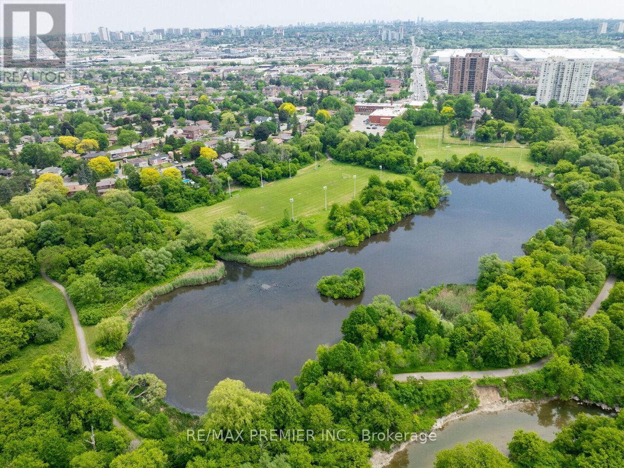 41 Florida Crescent, Toronto, Ontario  M9M 1P4 - Photo 42 - W13430318