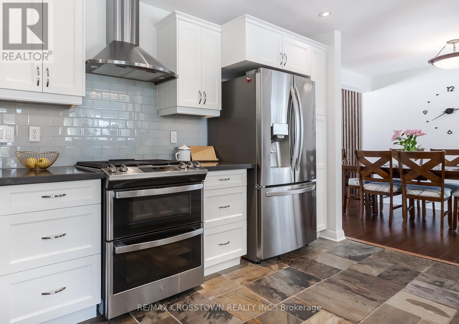 11 Castle Drive, Barrie, Ontario  L4N 1P7 - Photo 9 - S13113952