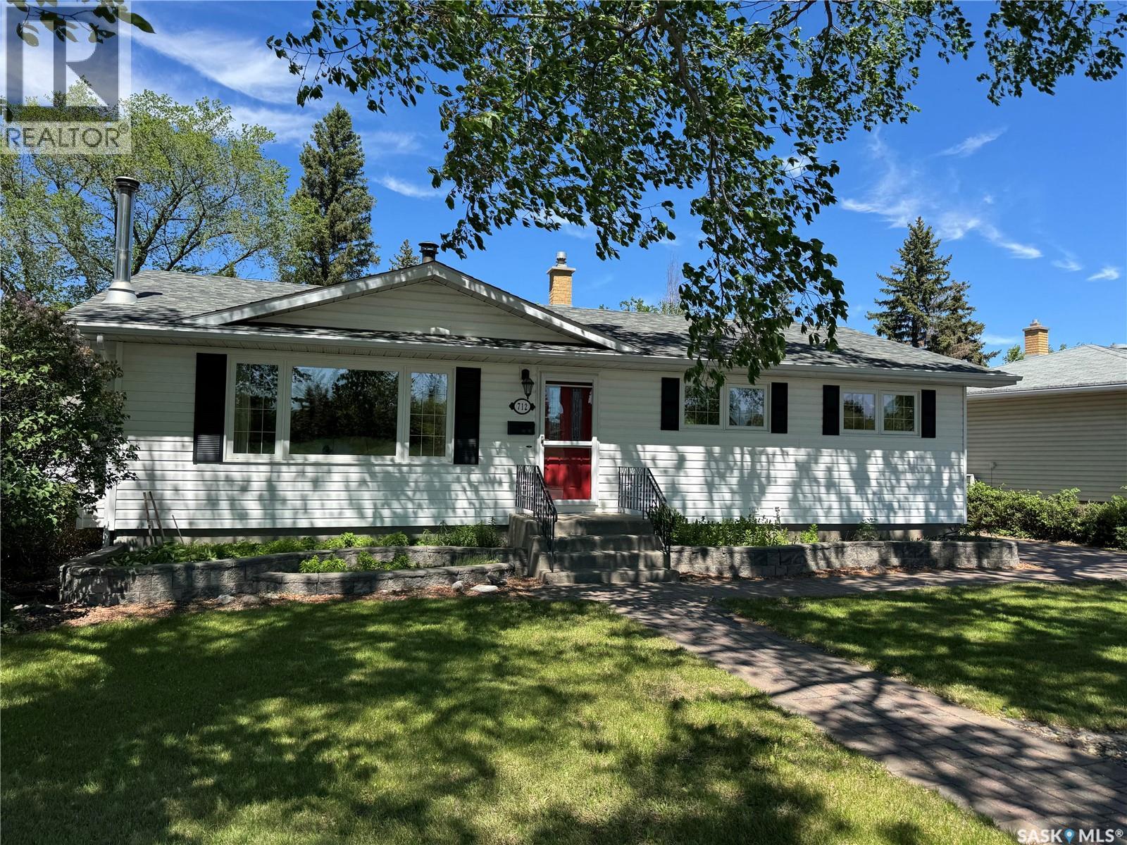712 Douglas Park CRESCENT E, Regina, Saskatchewan