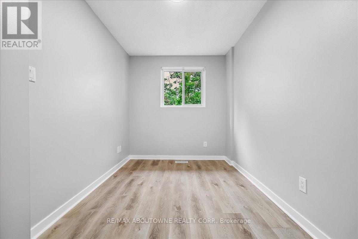 2367 Middlesmoor Crescent, Burlington, Ontario  L7P 3X4 - Photo 13 - W13102420