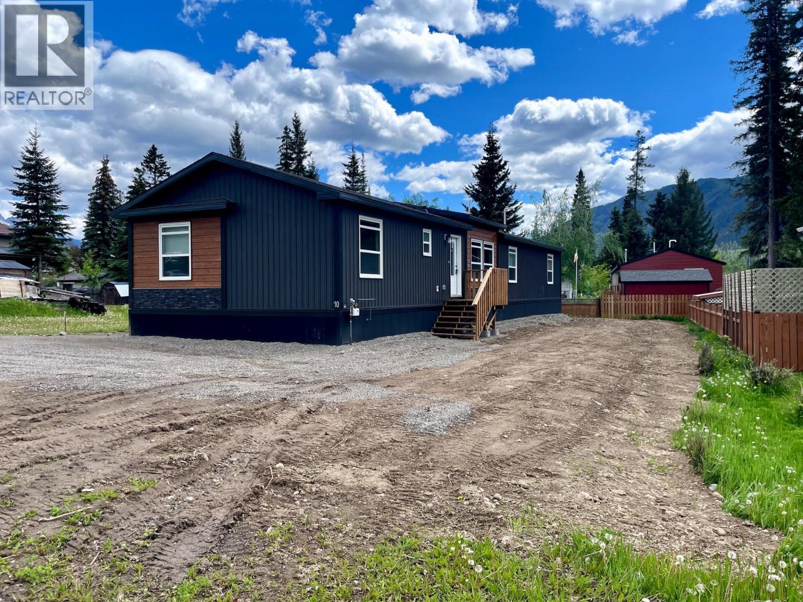 10 Chimo Crescent, Elkford, British Columbia  V0B 1H0 - Photo 2 - 10388974