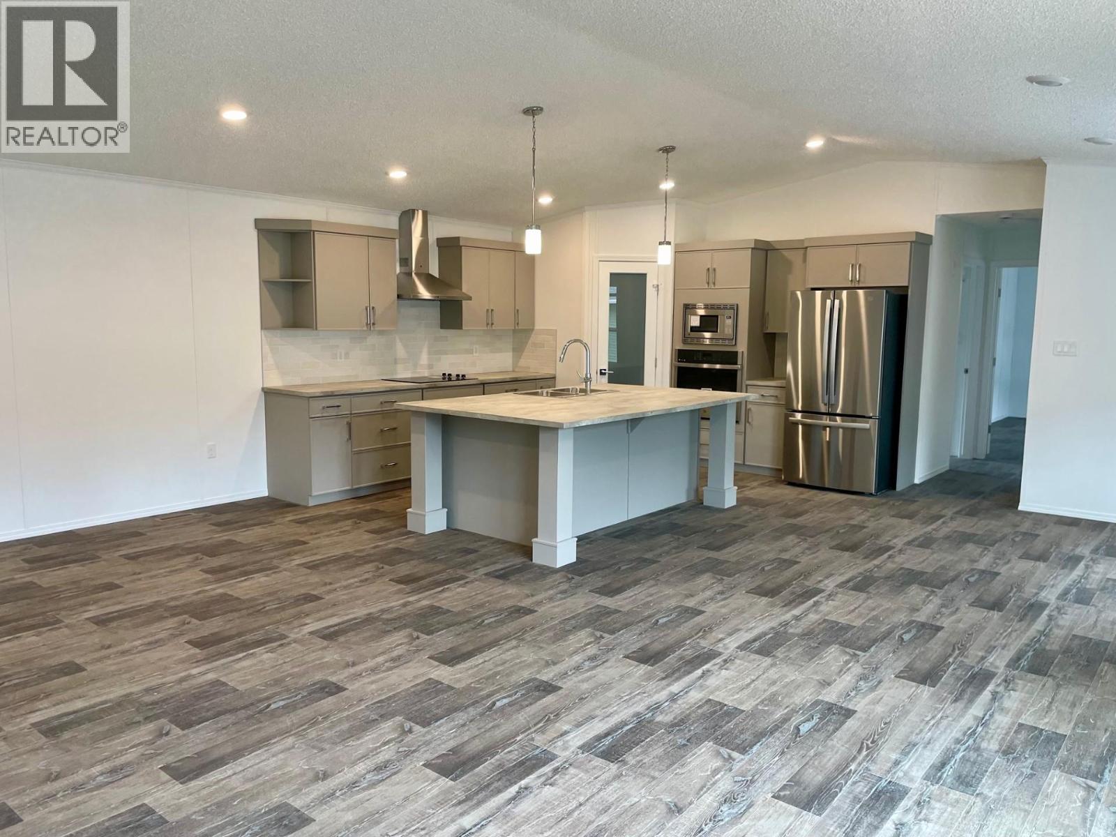 10 Chimo Crescent, Elkford, British Columbia  V0B 1H0 - Photo 8 - 10388974