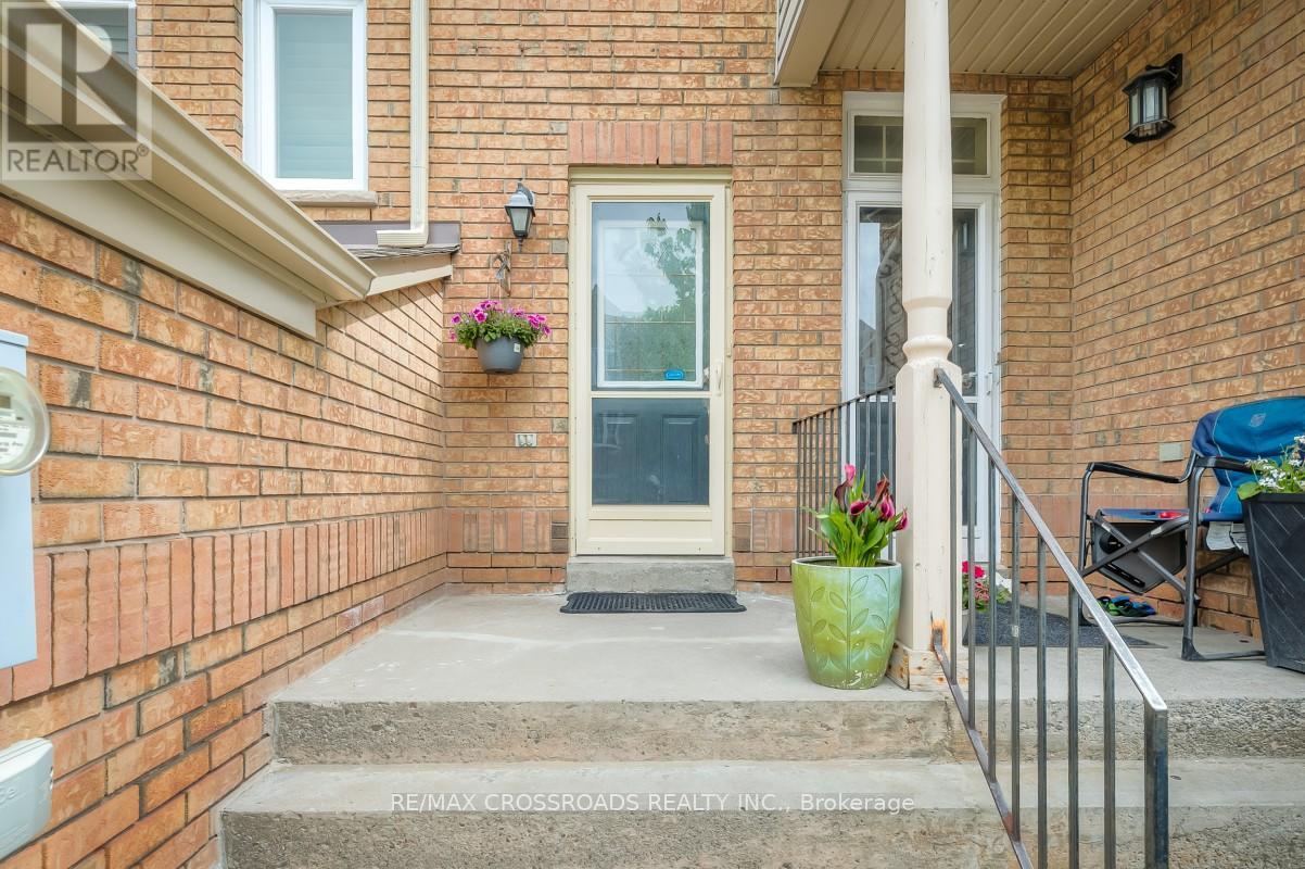 8 Larissa Court, Vaughan, Ontario  L6A 2K8 - Photo 3 - N13431862