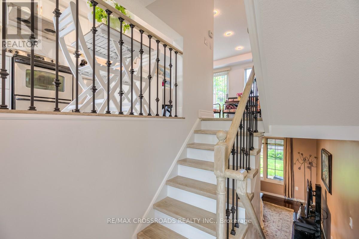 8 Larissa Court, Vaughan, Ontario  L6A 2K8 - Photo 4 - N13431862