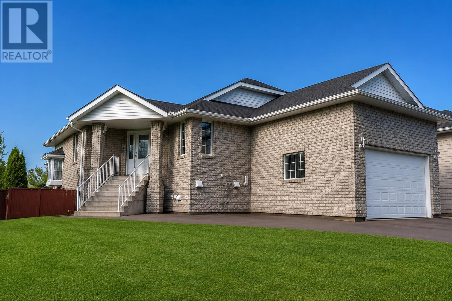 401 Tuscany DR, Thunder Bay, Ontario