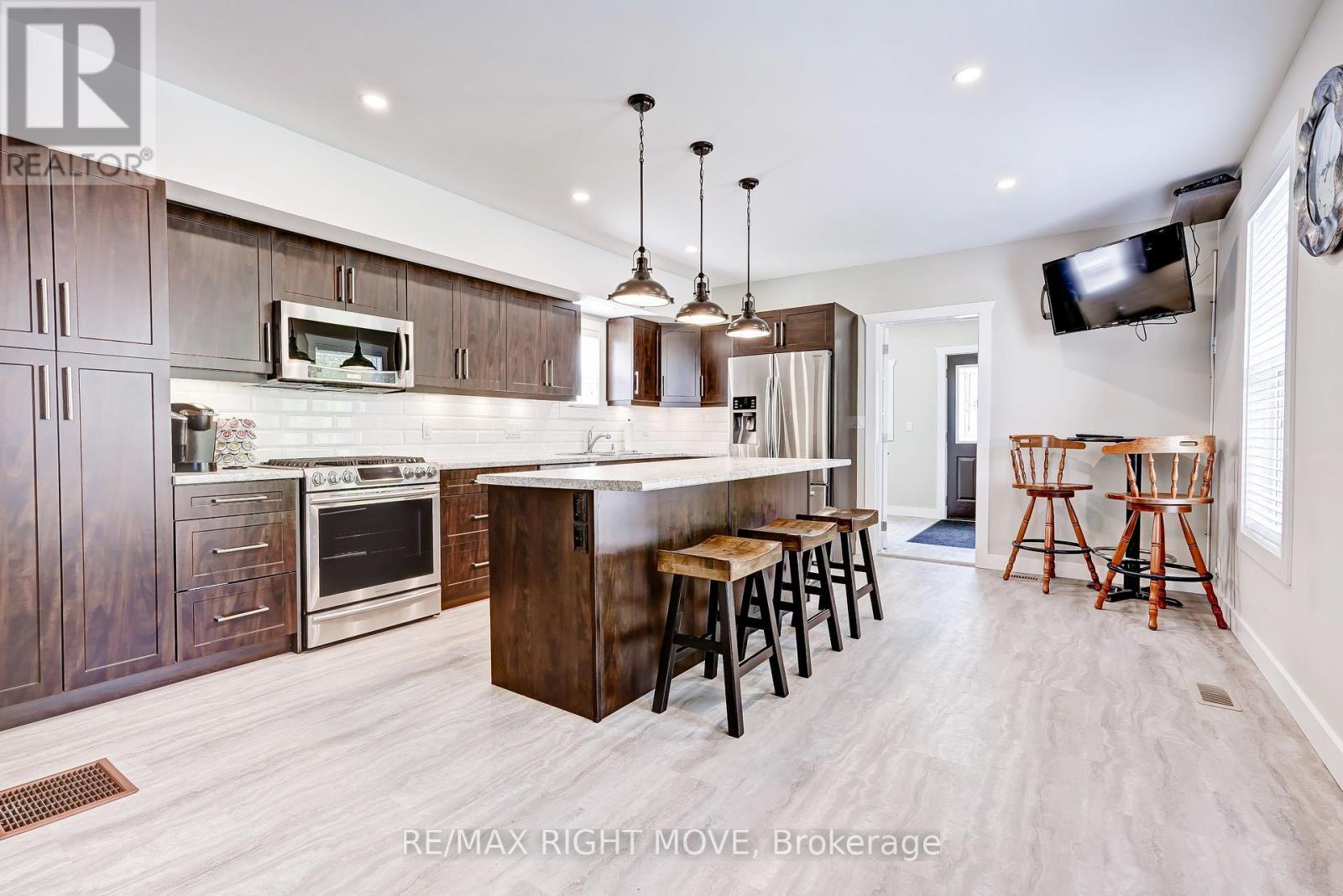 209 Atherley Road, Orillia, Ontario  L3V 1N6 - Photo 3 - S13431730