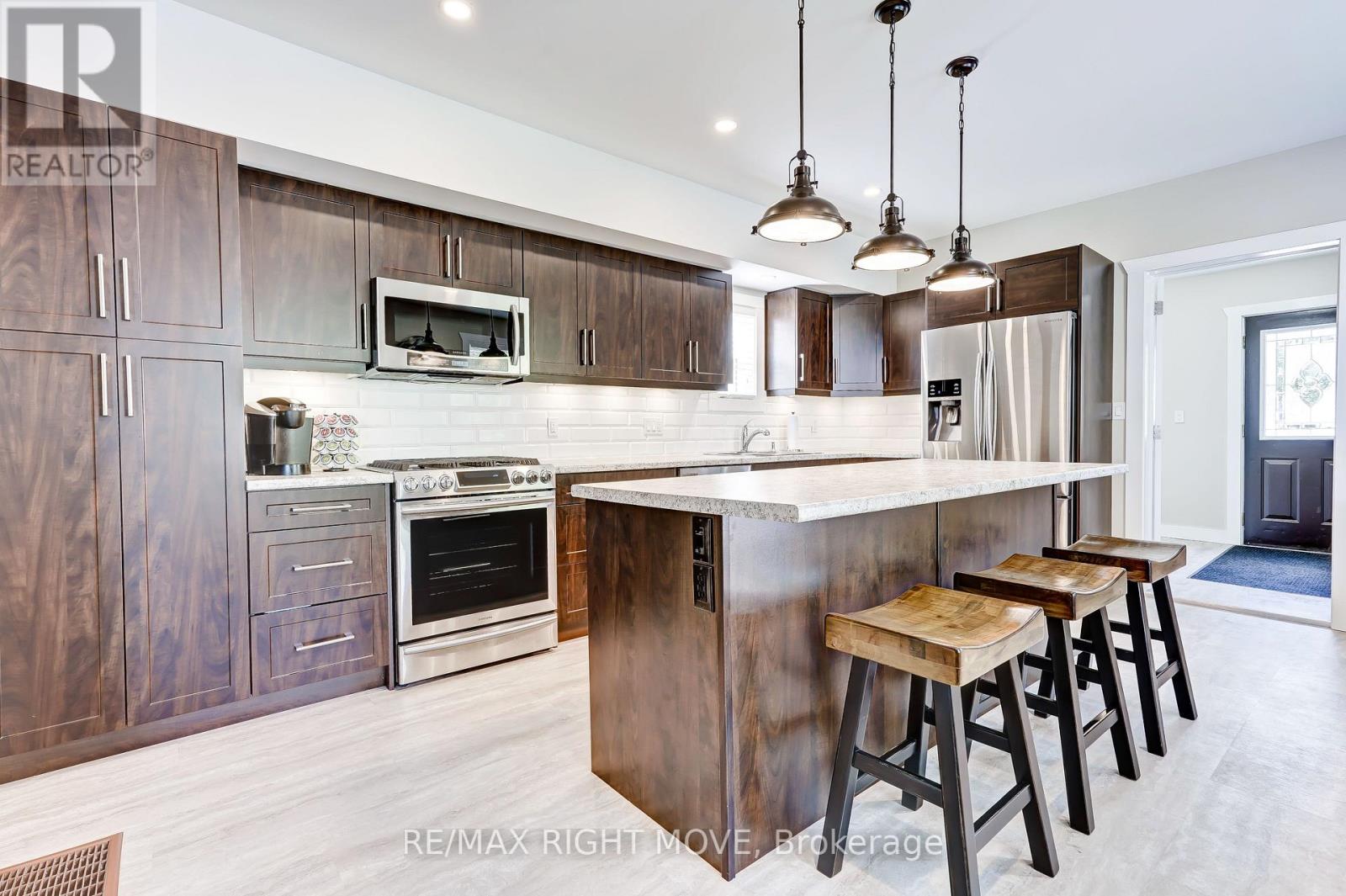 209 Atherley Road, Orillia, Ontario  L3V 1N6 - Photo 4 - S13431730