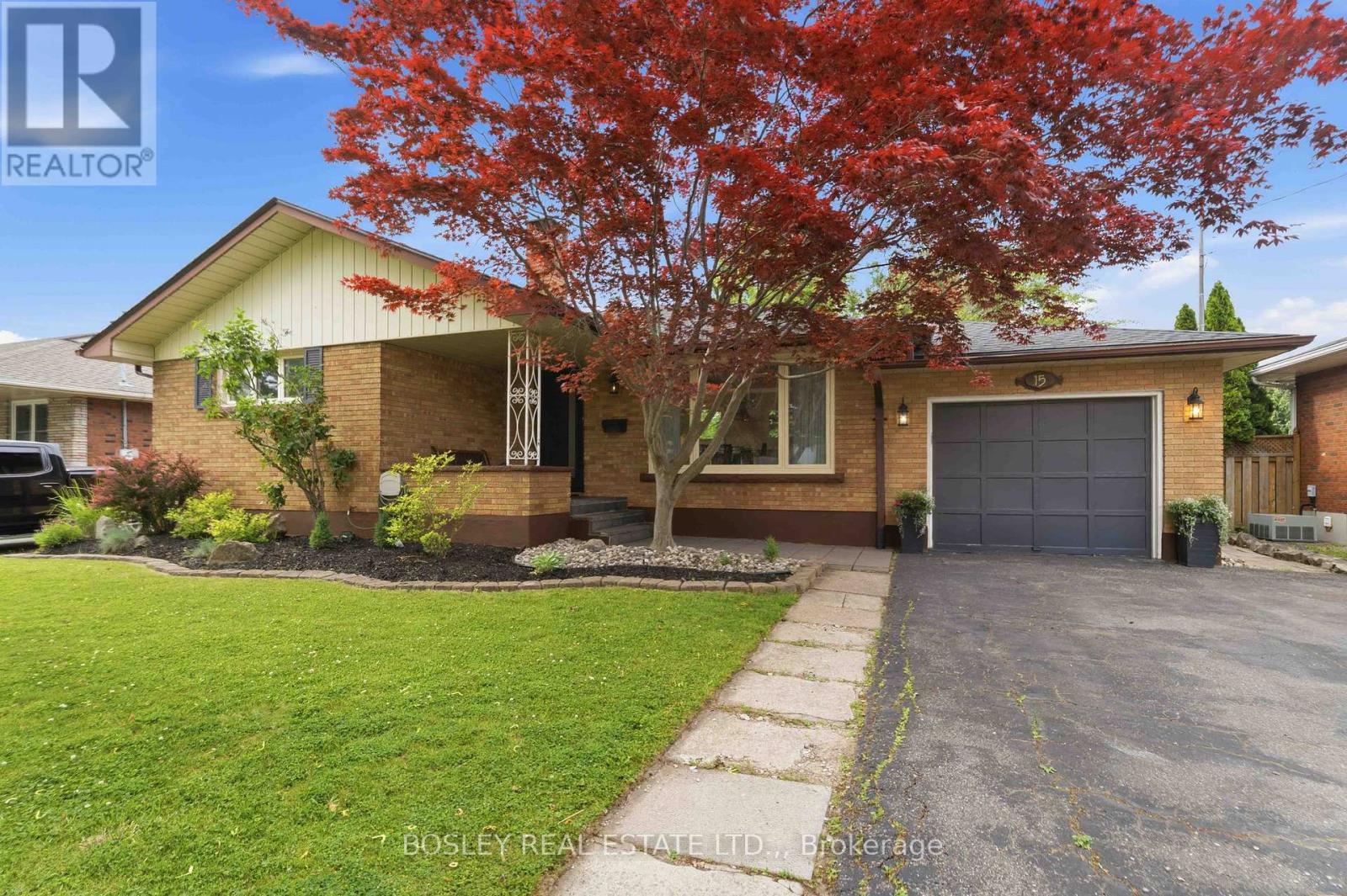 15 Grosvenor Street, St. Catharines, Ontario  L2M 3E1 - Photo 1 - X13432046