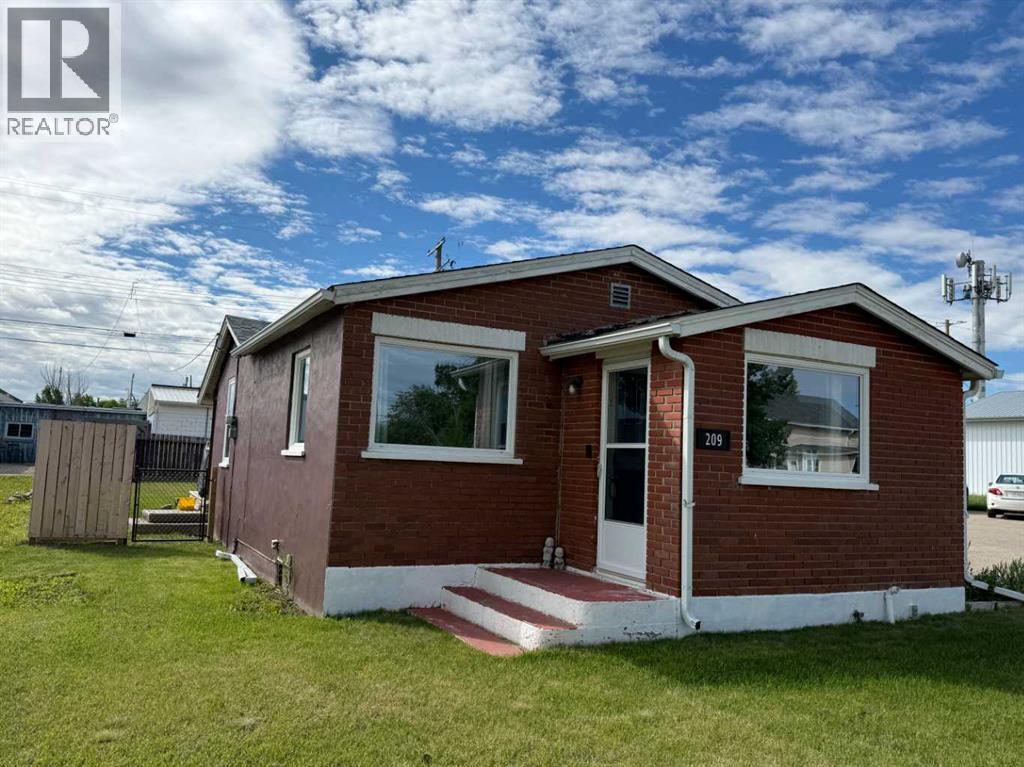 209 1 Street N, Vulcan, Alberta  T0L 2B0 - Photo 1 - A2305991