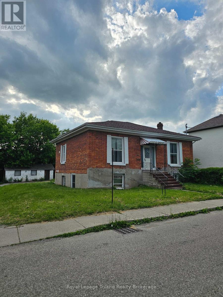 18 Chapel Street, Woodstock, Ontario  N4S 3R1 - Photo 1 - X12722500