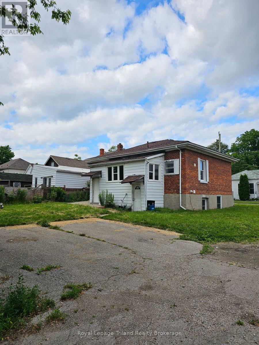 18 Chapel Street, Woodstock, Ontario  N4S 3R1 - Photo 2 - X12722500