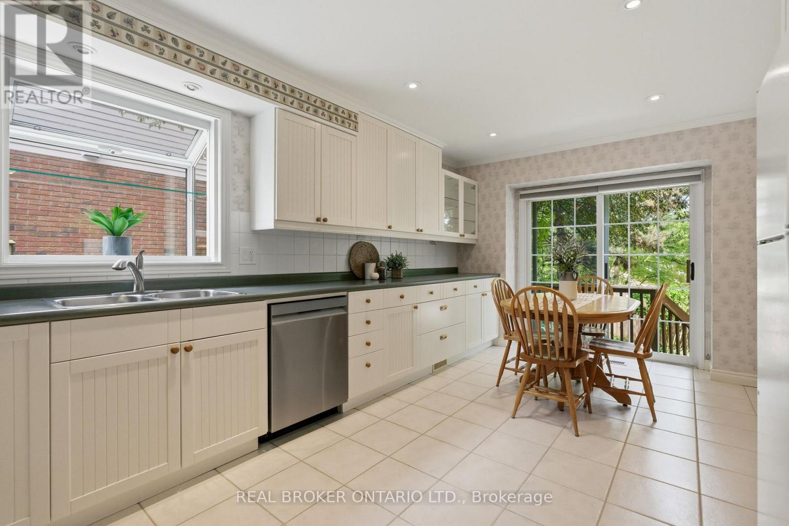 2241 Mansfield Drive, Burlington, Ontario  L7P 3J3 - Photo 9 - W13432112