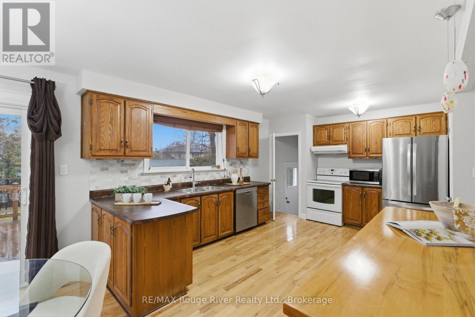 98 Applewood Crescent, Whitby, Ontario  L1N 2E7 - Photo 11 - E13432378