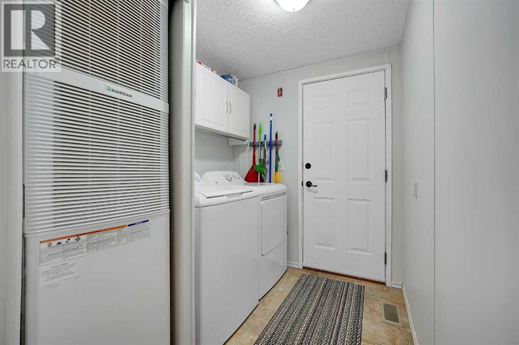 301 Stanley Avenue, Okotoks, Alberta  T1S 1M5 - Photo 9 - A2317165